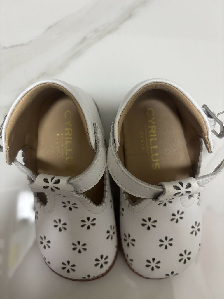 Cyrillus white girls shoes